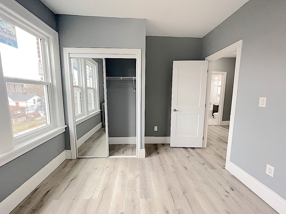 Unit 10 MODERN 2BED 1BATH NEAR UNIVERSITY OF WINDSOR! 1500+++ Long