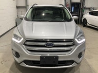 Le Ford Escape SE AWD 2017 offert chez AutoStudio 72 a une robe argent, un habitacle noir et 4 porte... (image 5)