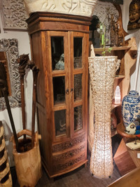 Armoire en bois de teck avec portes vitrées