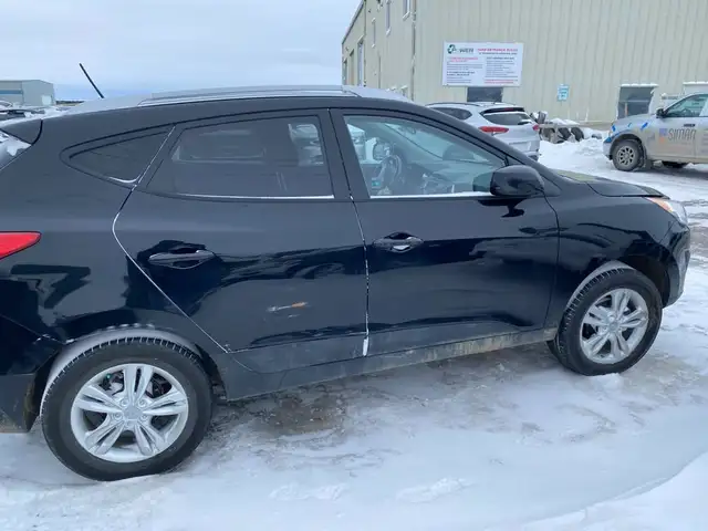 2011 Hyundai Tucson FWD 4dr I4 Auto GLS *ONLY FOR PARTS* in Auto Body Parts in Regina - Image 4