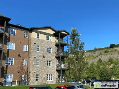 COUP DE COEUR ASSURÉ! VUE PANORAMIQUE sur le Fleuve St-Laurent. Condo de coin au dernier étage avec...