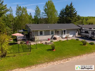 LIBRE A PARTIR DU 17 JUILLET!! Charmant bungalow au style scandinave, dans un quartier paisible. Off...