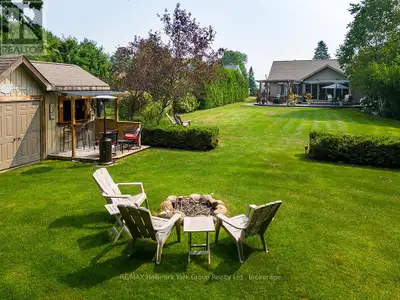 Meaford Bungalow Beauty - Custom Home Charm & Year-Round Comfort Welcome to this stunning custom-bui...