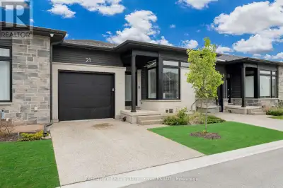 Gorgeous! Spacious ! Beautifully built in 2021 by award-winning Silvergate Homes, bungalow-townhome...