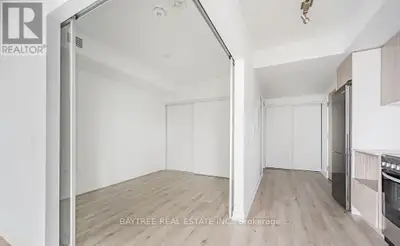 ** Internet Included** Welcome to The Rosedale at 395 Bloor St - Urban Living at Its Best!Perfectly...