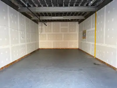 Parfait pour entreposage, petite entreprise ou espace de stockage supplémentaire! Caractéristiques :...