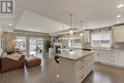 CLASSY, BEAUTIFUL & MODERN! Expansive, open and bright floor plan. Dream kitchen with large island f...