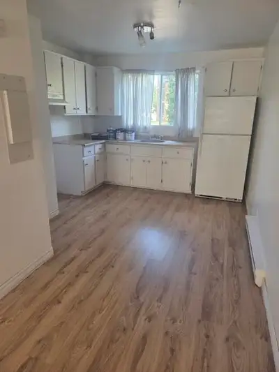 5 À LOUER LIBRE IMMÉDIATEMENT À CHICOUTIMI Adresse : 1160, rue dAngoulême, appartement 4 Loyer : 1 3...