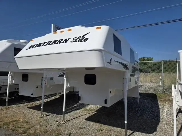 2026 Northern Lite Limited Edition 9-6LEWB Face-to-Face Dinette in Travel Trailers & Campers in Penticton - Image 4