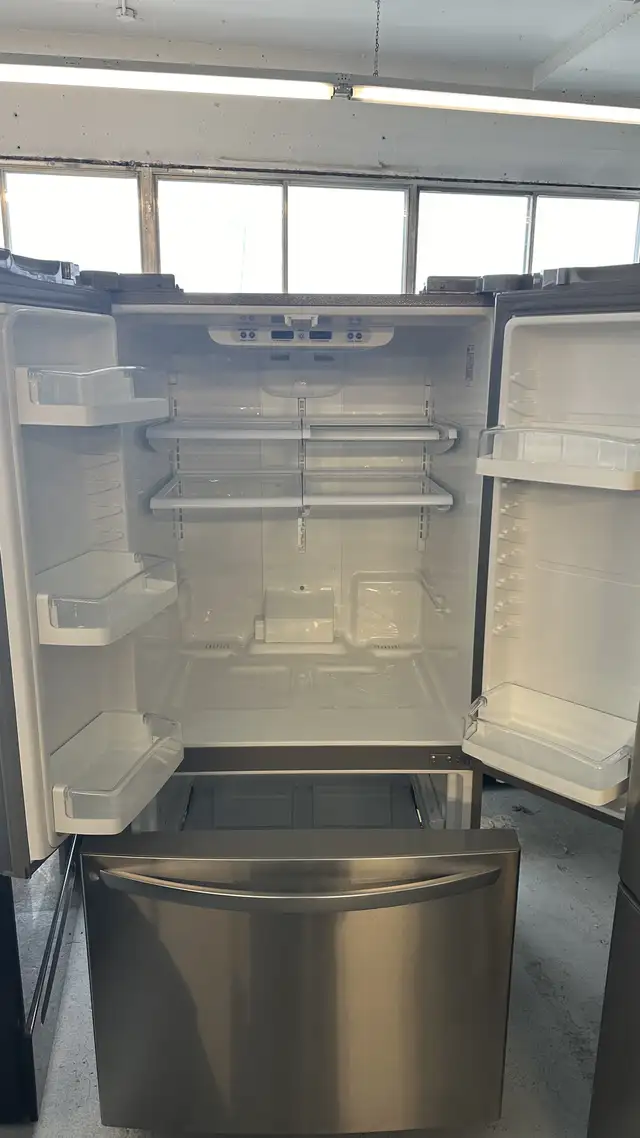 3238- Réfrigérateur LG stainless portes française fridge french in Refrigerators in City of Montréal - Image 3