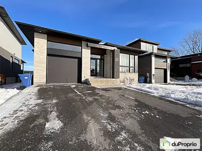 Découvrez cette élégante résidence, offrant un espace de vie généreux de plus de 1600 pi² sur un ter...