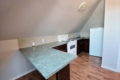 Top-Floor Bachelor Unit – 333 High Street Enjoy comfort and convenience in this bright top-floor bac...
