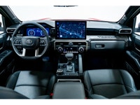 TOYOTA TACOMA DOUBLE CAB 5 LIMITED HYBRID 2025 Tonneau cover OEM & Hitch OEM valeur de 3 200 $ Group... (image 1)