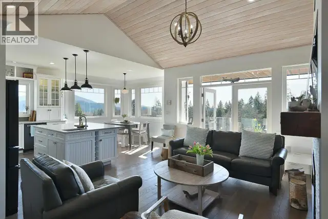 605 WOODLAND AVENUE Gibsons, British Columbia in Condos for Sale in Sunshine Coast - Image 7