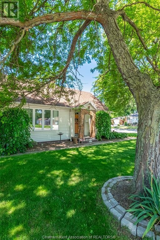 323 McNaughton AVENUE Chatham, Ontario Houses for Sale ChathamKent