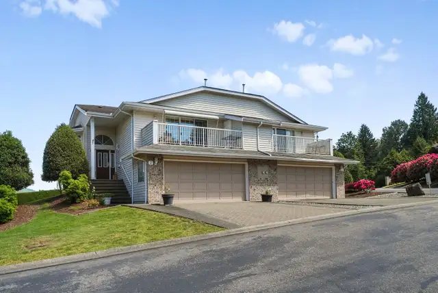 Large 3 Bed, 3 Bath Townhome in Shandell Springs with Mtn. Views