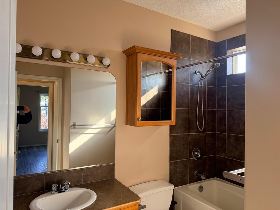 Beautiful Tri- Building in Lacombe! One of a Kind Home! 5