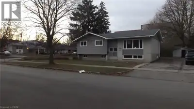 Families & Students, Stop searching and Enjoy living in This NEWLY RENOVATED and Open concept beauti...