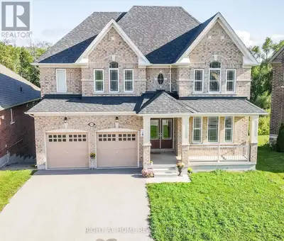 This beautiful home is 'as new' as the day it was built! The main floor is open concept with 9 foot...