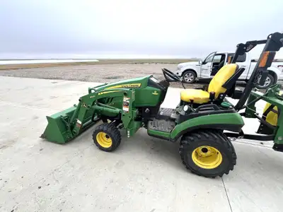 200hrs, 1025R Sub-Compact Utility Tractor (18 PTO hp) Factory Installed Loader with Bucket, Open Ope...