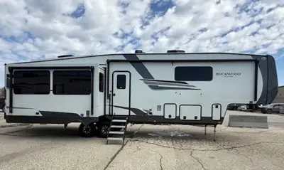 Luxury Meets Adventure 2026 Rockwood Signature 401SFB Fifth Wheel!Turn every trip into a first-class...