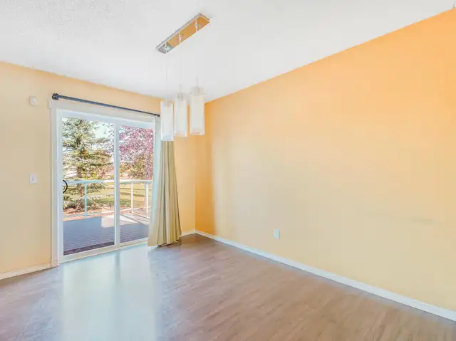 Stunning 3 Bed townhouse with LOW CONDO FEE! Only $299k WOWZER63838172010625124
