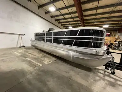 BEAUTIFUL 2025 8522 DELUXE IN STOCK NOW-GREAT QUALITY AND LOADED WITH OPTIONS, VERY DESIRABLE LAYOUT...