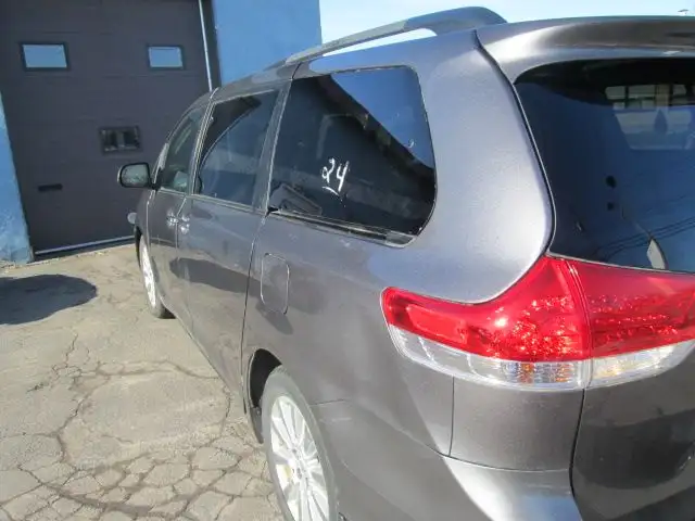 2011 Toyota Sienna Limited AWD in Cars & Trucks in City of Montréal - Image 48