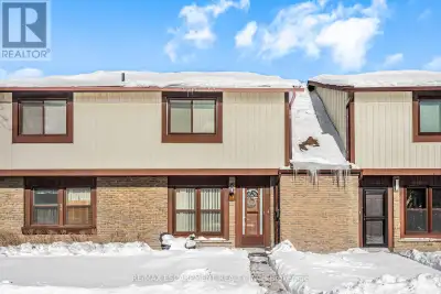 Renovated 3-bedroom condo townhouse in Streetsville. Freshly painted with hardwood floors throughout...