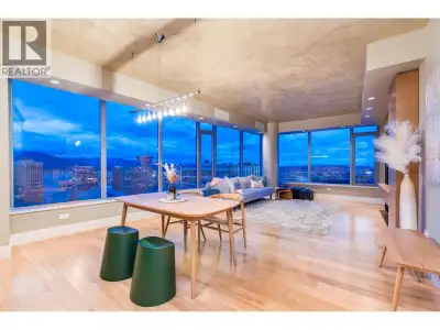 Positioned high above the city on the coveted northwest corner, this 32nd-floor residence at the Pri...