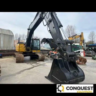 ✔ Thumb attachment ✔ Digging bucket included ✔ Quick coupler ✔ Backup camera ✔ Cab ✔ A/C and heat ✔...
