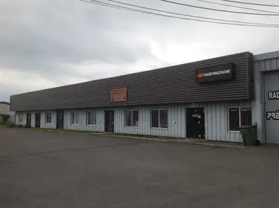 Local commercial de 1250 p.c. libre immédiatement vous offrant une excellente localisation. Égalemen...