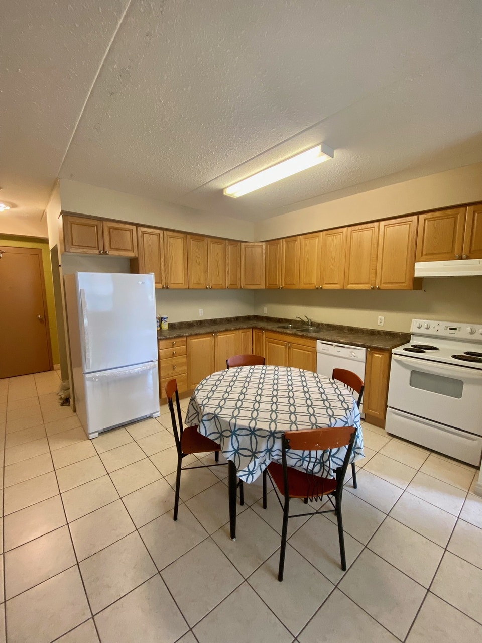 Bright & Furnished Student Bedroom Steps from Laurier/UW! (Room 5