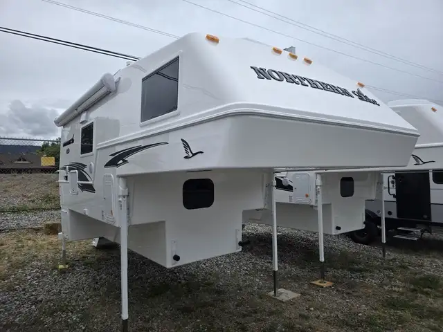 2026 Northern Lite Limited Edition 10-2EXLEDB Face-to-Face Dinet in Travel Trailers & Campers in Penticton - Image 2