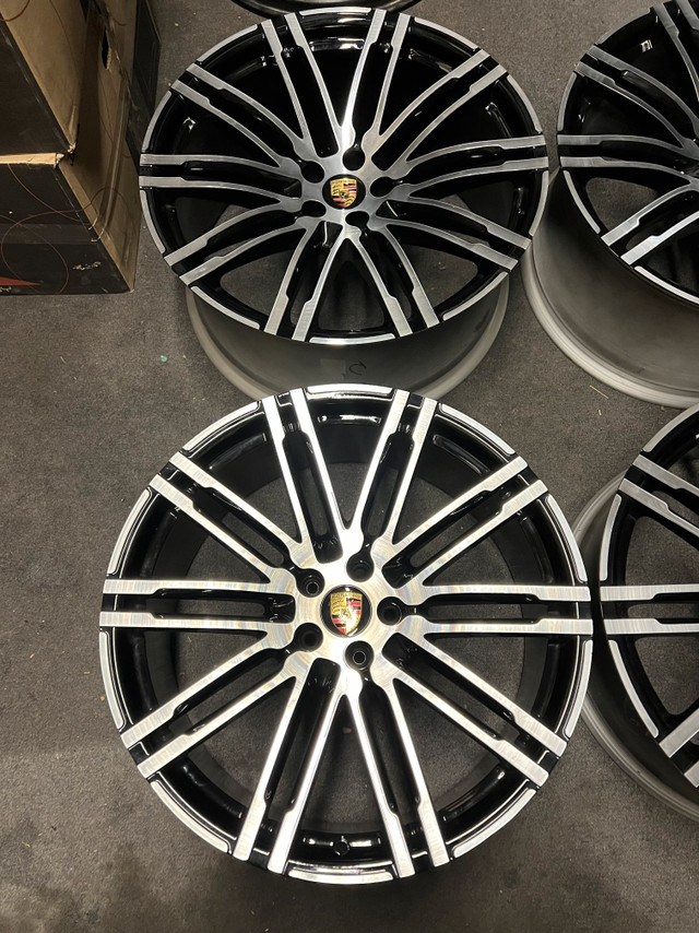 21" Porsche Macan Turbo OEM Wheels  - 5x112 dans Pneus et jantes  à Ville de Montréal - Image 2