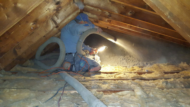 Attic insulation and removal (blow in) in Insulation in Barrie - Image 3