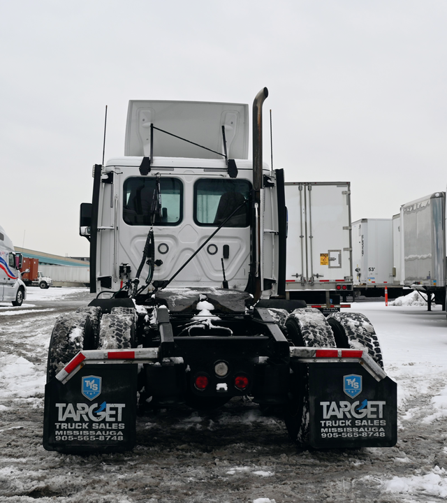 2019 FREIGHTLINER Daycab 782K Kilometers Driven in Heavy Trucks in Mississauga / Peel Region - Image 6