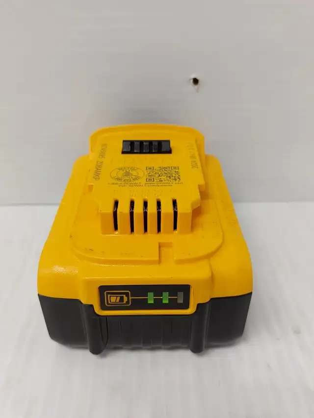 (92233-2) DeWalt DCB205 Battery in Power Tools in Calgary - Image 5