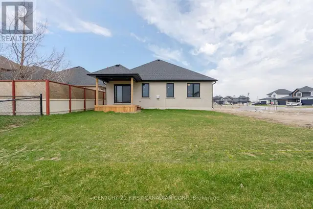 21 HAMILTON STREET North Middlesex (Ailsa Craig), Ontario in Houses for Sale in Grand Bend - Image 33