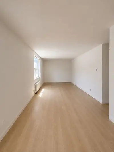 Newly renovated two beds w/ ensuite wash dryer - ID 4581, View more