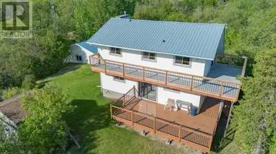 Charming 3-Season Cabin with Stunning Views and Year-Round PotentialWelcome to this inviting 3-seaso...