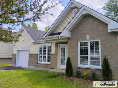 Ce bungalow sur dalle soigneusement rénové, situé dans un secteur paisible et recherché de Saint-Jea...