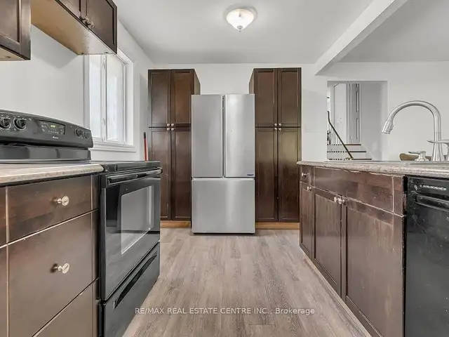 Nicely laid out 4+1 bedroom semi-detached bungalow in Houses for Sale in Oakville / Halton Region - Image 10