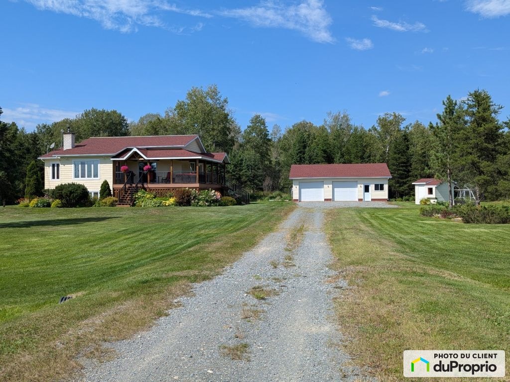 $659,000 - Country home for sale in Rouyn-Noranda — photo 1