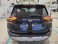 Odometer is 20627 kilometers below market average! 2023 Nissan Rogue Leather, Navigation, Bluetooth... (image 3)