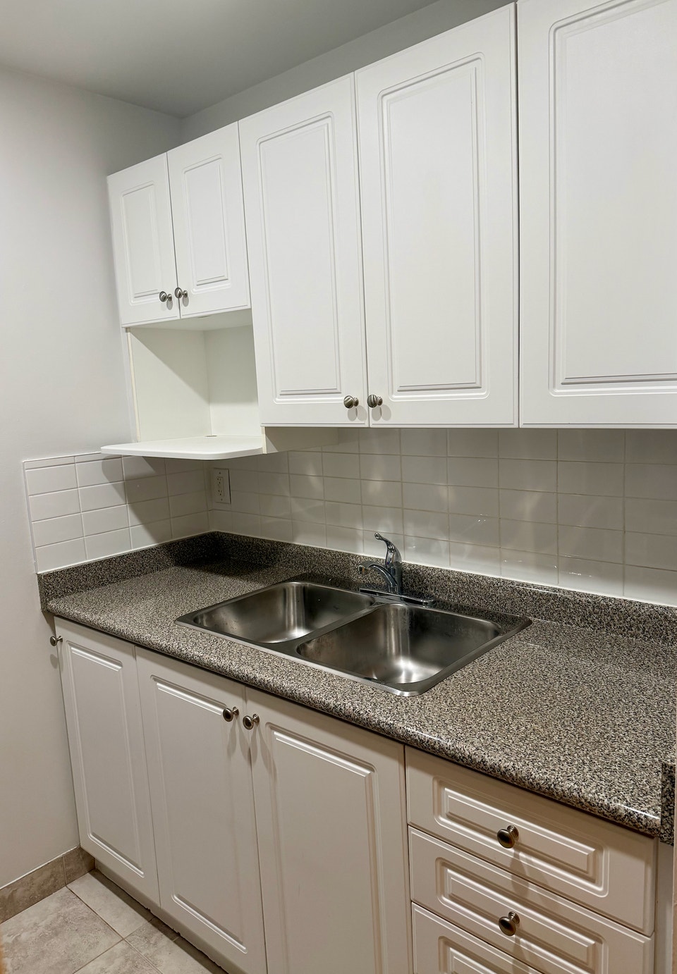 RENOVATED Bachelor with 1 Bath in PRIME ETOBICOKE - Royal York G 4
