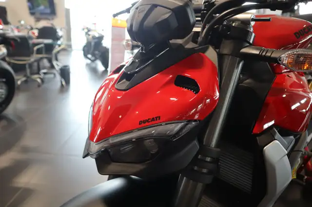 2025 Ducati Streetfighter V2 Ducati Red in Street, Cruisers & Choppers in Edmonton - Image 3