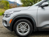 Introducing the 2024 Kia Seltos SX AWD in a sophisticated gray finish. This capable SUV comes equipp... (image 7)