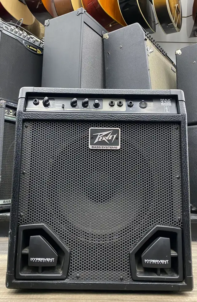 Peavey MAX 112 40 Watt 1x12" Bass Guitar Amp in Amps & Pedals in City of Toronto - Image 2