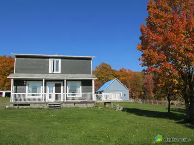 Beaucoup de possibilités! Fermette, commerce divers (grande salle de réception dans un autre bâtimen...